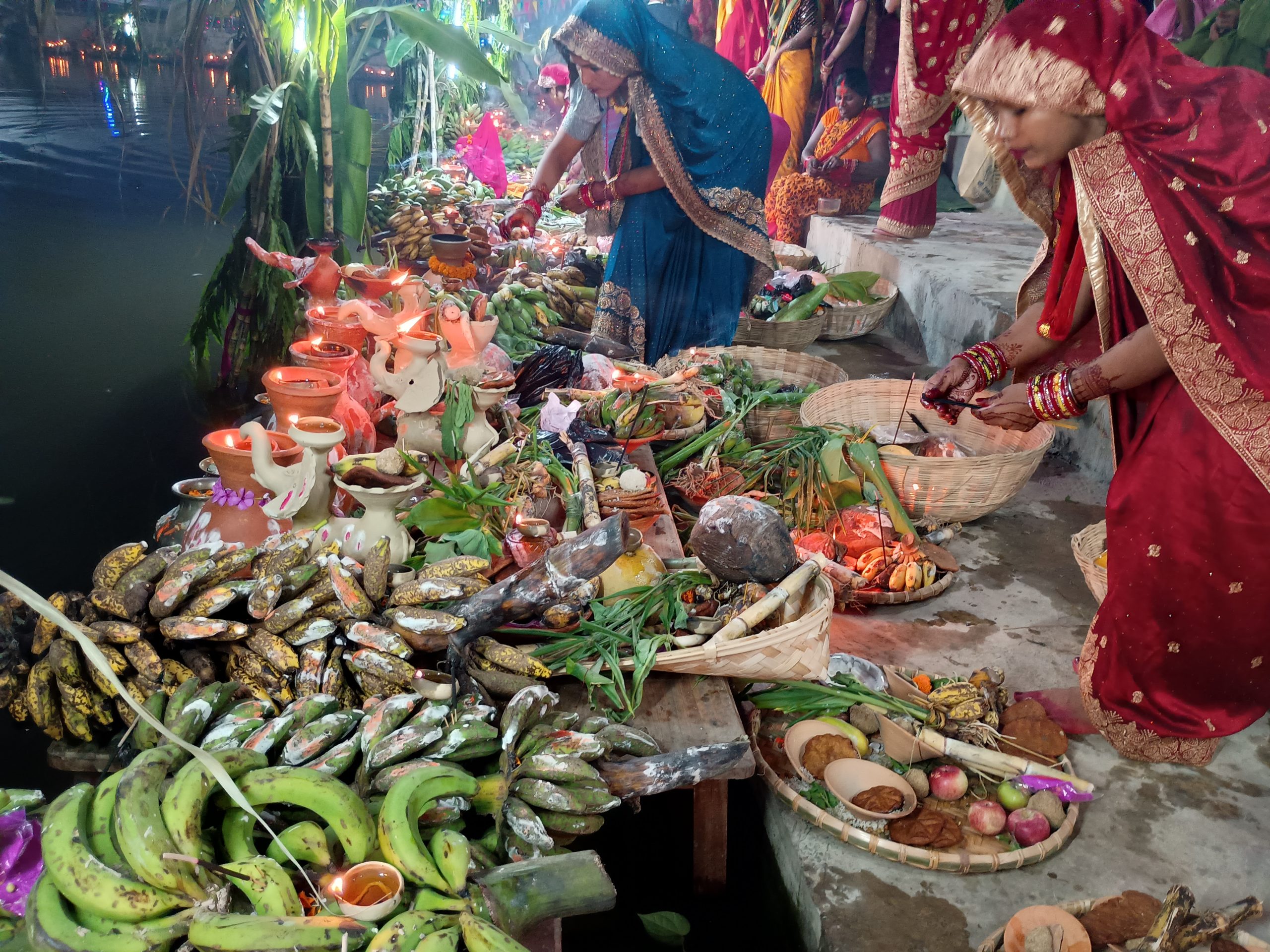 छठ पर्वमा अस्ताउँदो सूर्यलाई अर्घ्य अर्पण