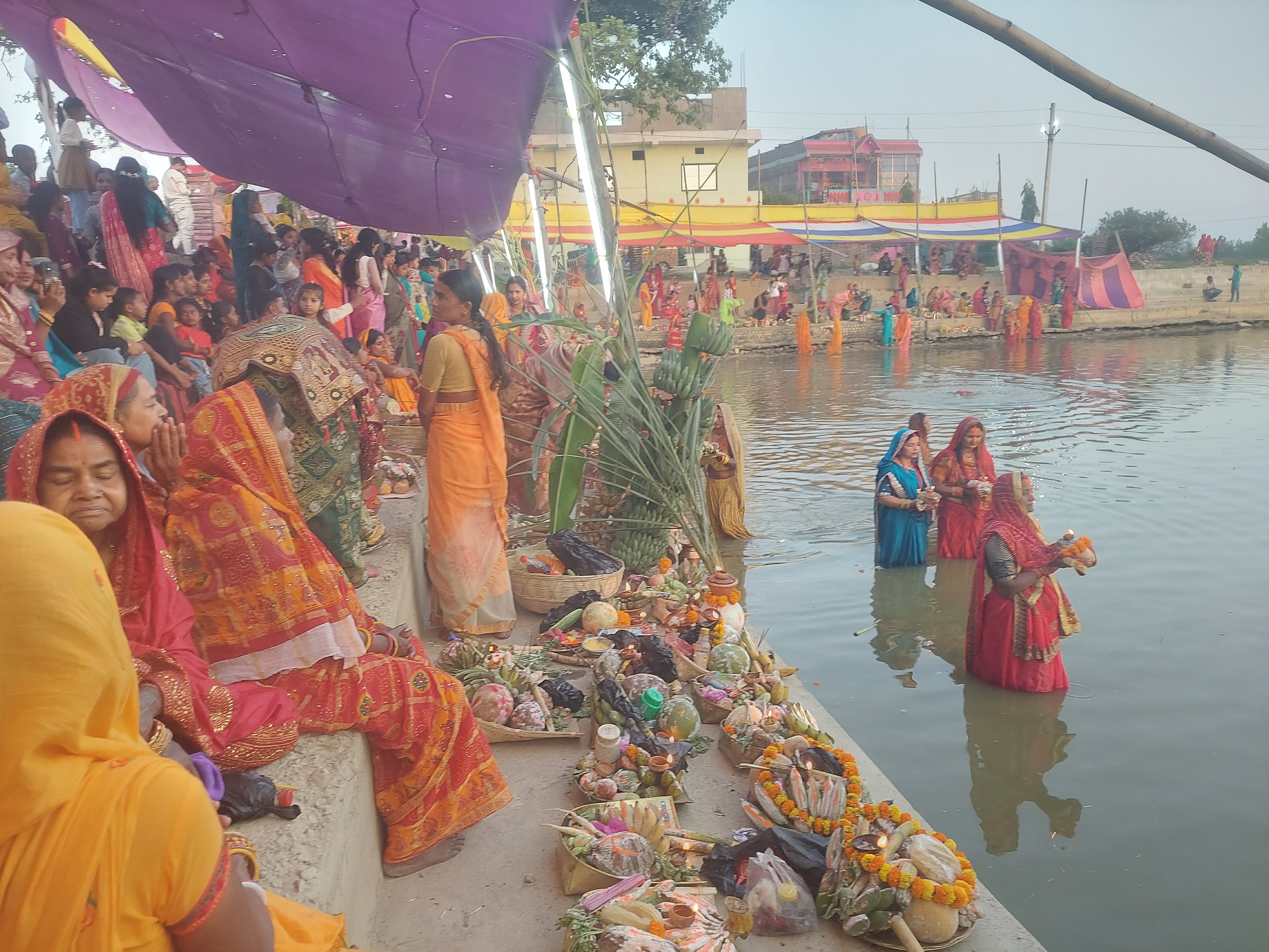 चैती छठको मुख्यदिन आज अस्ताउदो सुर्यलाई अर्घ
