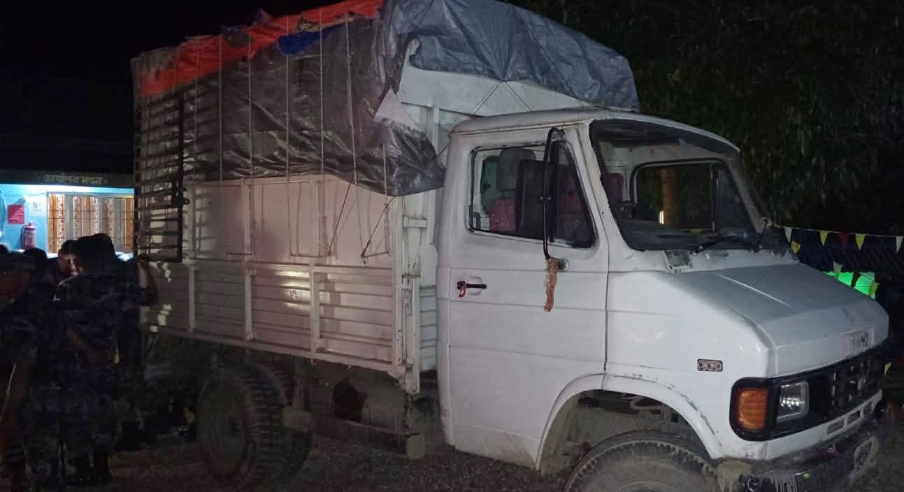 सिरहामा करिब ४० लाख बराबरका अवैध सामानसहित ट्रक नियन्त्रणमा