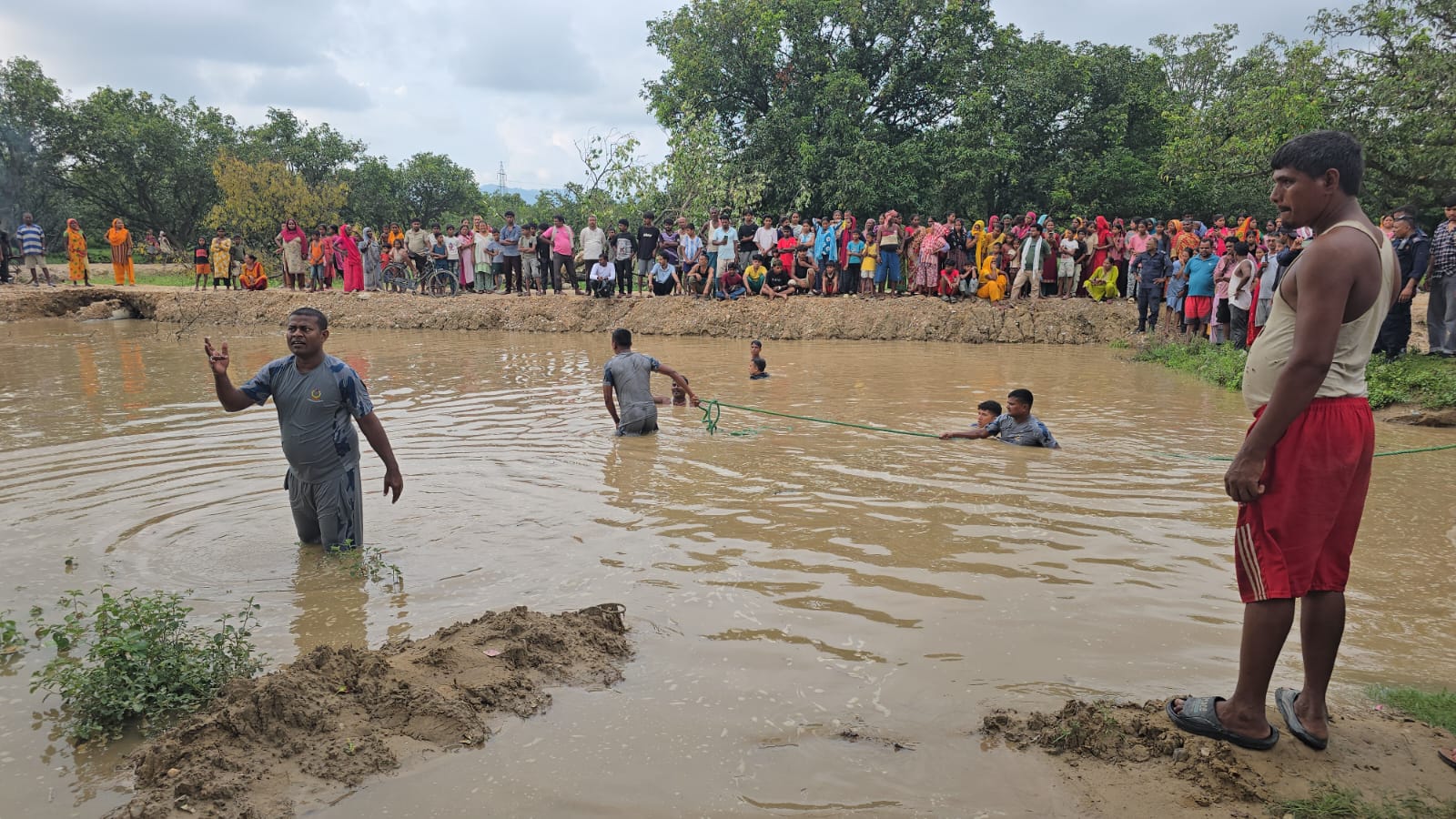 सिरहामा दर्दनाक घटना : खाल्डोमा डुबेर एकै परिवारका तीन बालबालिकाको मृत्यु